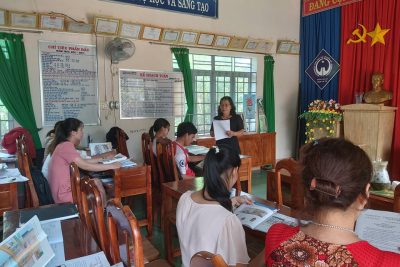 Chuyên môn kết hợp với nhà trường tổ chức tập huấn chọn sách giáo khoa lớp 1. Ban giám hiệu cùng giáo viên sôi nổi trong buổi tập huấn chọn sách giáo khoa lớp 1.