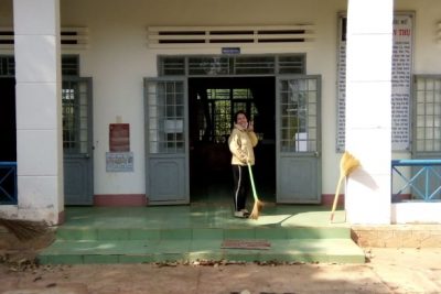 Trường TH Hoàng Văn Thụ tổ chức lao động dọn vệ sinh trường lớp. Nhà trường đã liên hệ và thuê công ty thiết bị y tế về phun khử khuẩn các phòng học nhằm phòng chống dịch Covid-19.