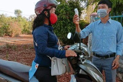 Thự hiện công văn số 108/PGDĐT ngày 29/4/2020 của PGDĐT Thị xã Buôn Hồ về việc học sinh đi học trở lại sau thời gian nghỉ học để phòng, chống dịch Covid – 19. Hôm nay thứ hai ngày 04/5/2020 trường TH Hoàng Văn Thụ tổ chức đón học sinh trở lại trường, để đảm bảo an toàn cho học sinh và giáo viên nhà trường đẫ tổ chức rửa tay sát khuẩn đo thân nhiệt và phát tấm chắn giọt cho học sinh và giáo viên. Dưới đây là một số hình ảnh trong ngày đầu trở lại trường của học sinh và giáo viên trường TH Hoàng Văn Thụ sau thời gian nghỉ để phòng chống dịch Covid – 19.