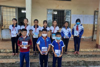 Tặng phần thưởng 80 năm thành lập đội cho đội viên suất xắc